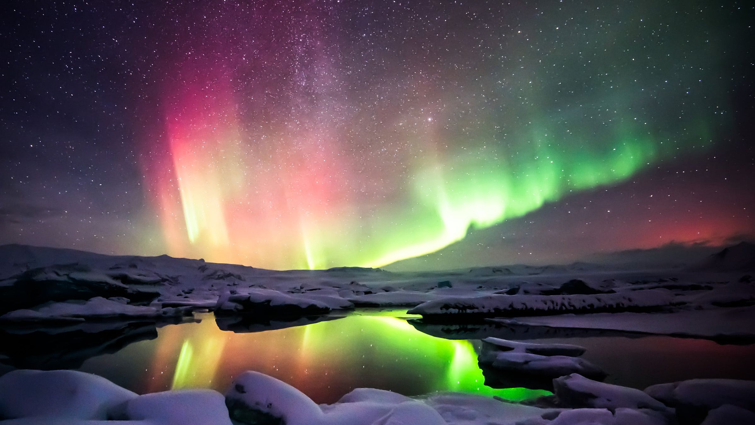 A Beautiful Green And Red Aurora Dancing Over The Jokulsarlon